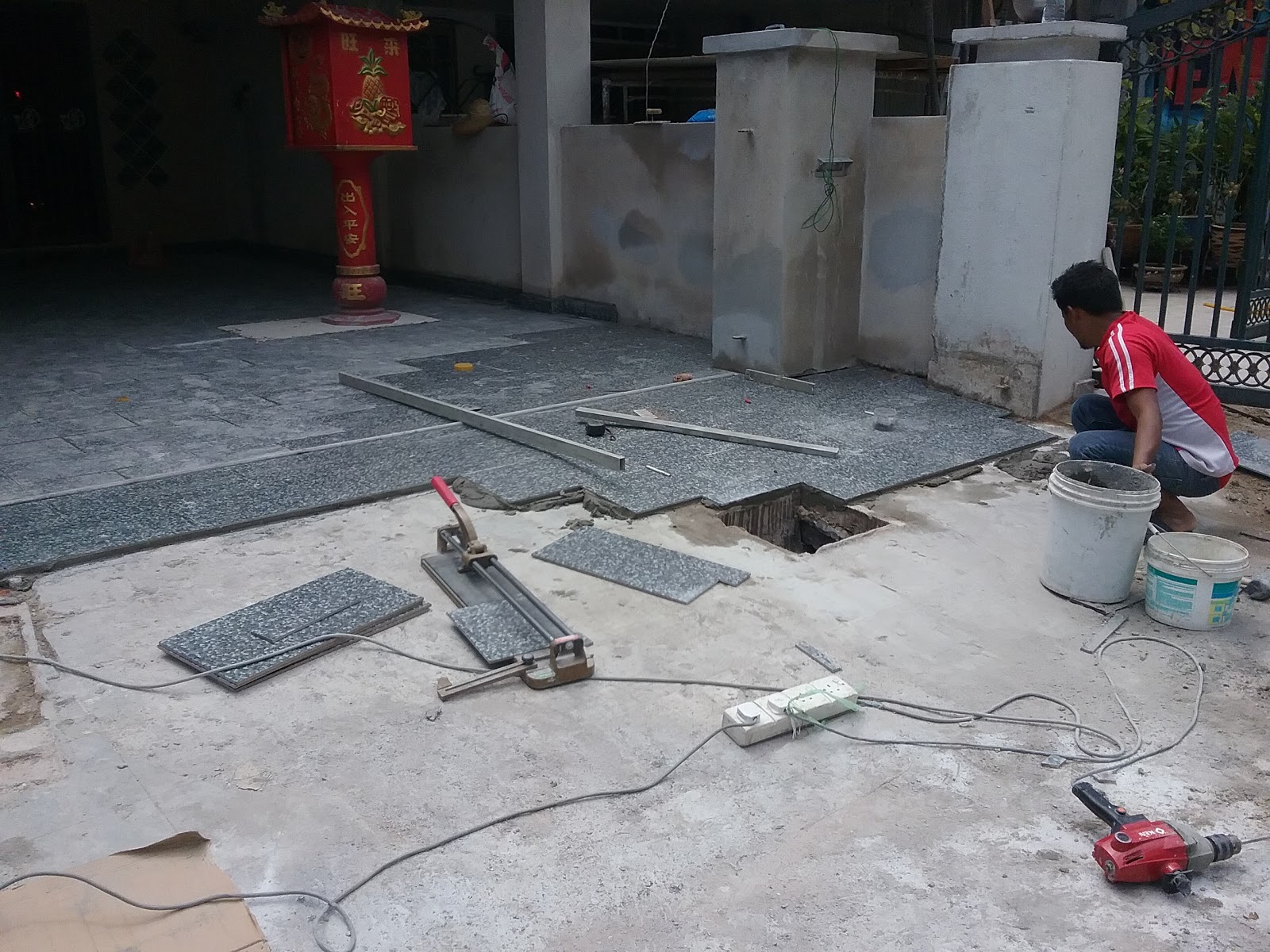 Pemasangan tile car porch