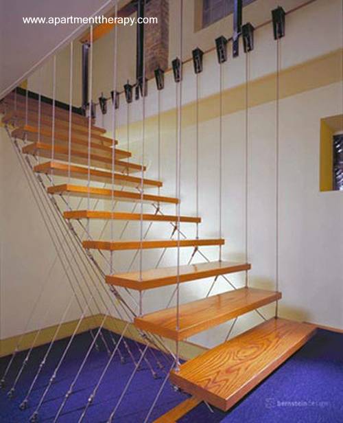 Formada por escalones flotantes de madera sujetos por cables tensos de acero Escalera contemporánea original sin estructura rígida