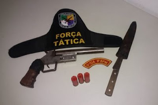 Dupla é presa por porte ilegal de arma de fogo em Capela Dupla é presa por porte ilegal de arma de fogo em Capela