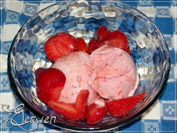 gelato alla fragola con gelatiera