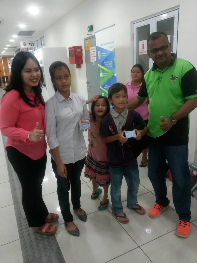 Penduduk asal memohon untuk membuat kad pengenalan di UTC Miri. Chris