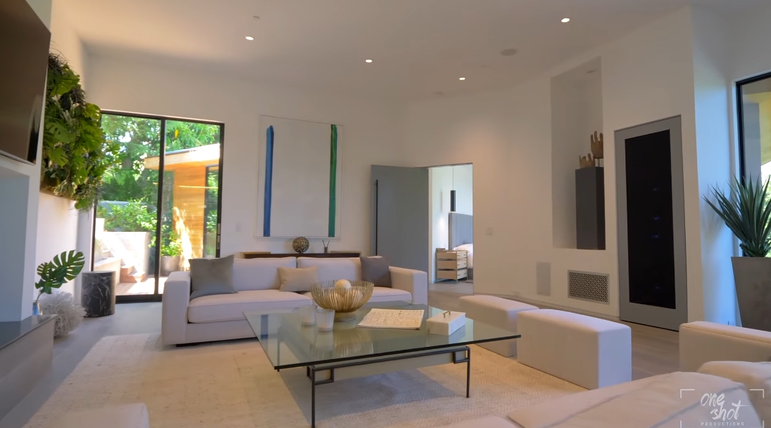 26 Interior Design Photos vs. 727 N Beverly Glen Blvd, Los Angeles Luxury Home Tour