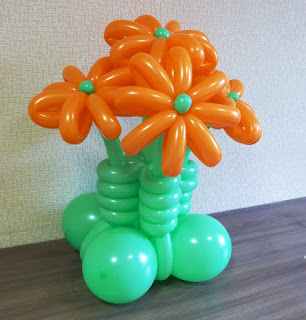 Ваза с цветами из воздушных шаров. Инструкция по изготовлению