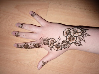 Dalam pernikahan di Indonesia, desain henna bunga sering di pilih pada tangan atau kaki perempuan.