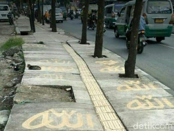 Heboh Tulisan Allah di Trotoar Leuwipanjang Bandung