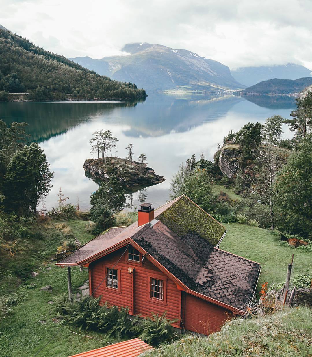 Горы домики озеро. Домик у реки в Йёльстере. Норвегия. Фахверк Швейцария горы озеро лес. Норвегия фьорды и домики. Дом на фьорде в Норвегии.