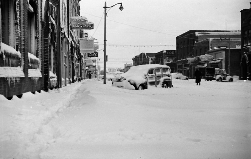 37 Incredible Photos That Show the Easter Blizzard of 1947 in Crookston, Minnesota Vintage