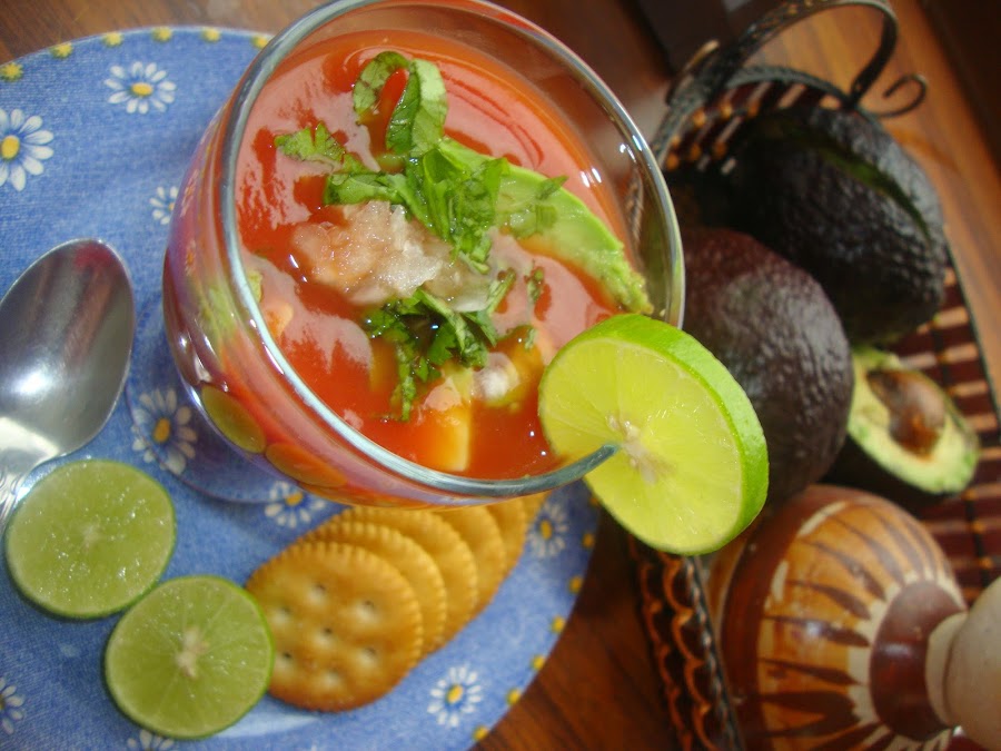 Sopa Fría de Tomate y Aguacate 
