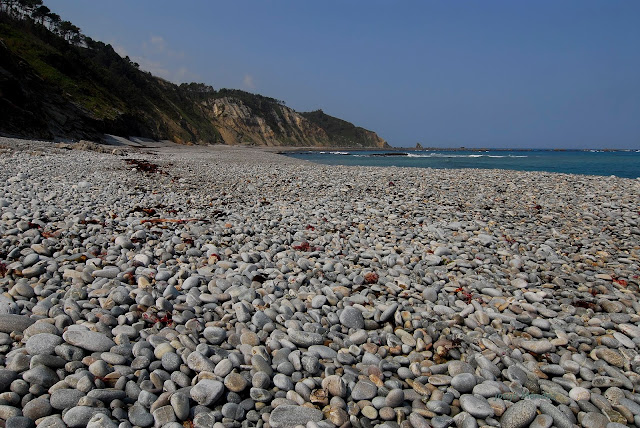 Playa cantos rodados de Vallinas Paisaje Prootegido Costa Occidental Asturiana. Entrecabos