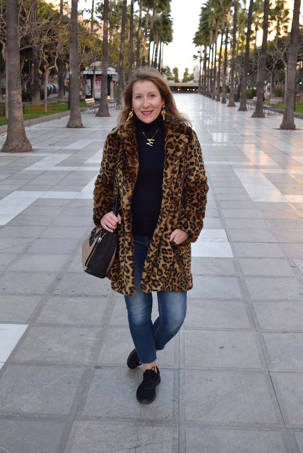 Abrigo_leopardo_con_sneakers
