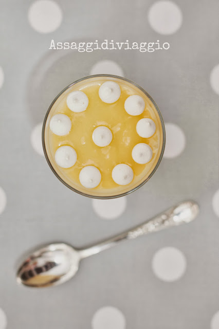 Bicchieri multistrato di lemon curd, crema pasticcera e meringhe