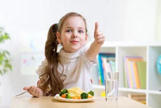 صور اطفال مع اطعمة