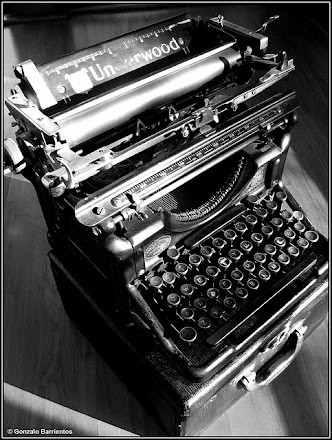 Maquina de escribir marca Underwood , años 60  .
