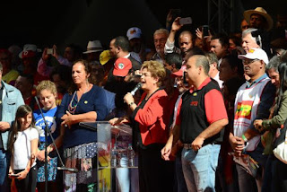 Dilma anuncia reajuste de 9% do Bolsa Família e correção de 5% do IR