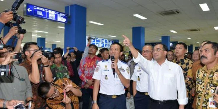 Menteri Perhubungan Budi Karya Sumadi saat berkunjung ke Stasiun Balapan Solo.