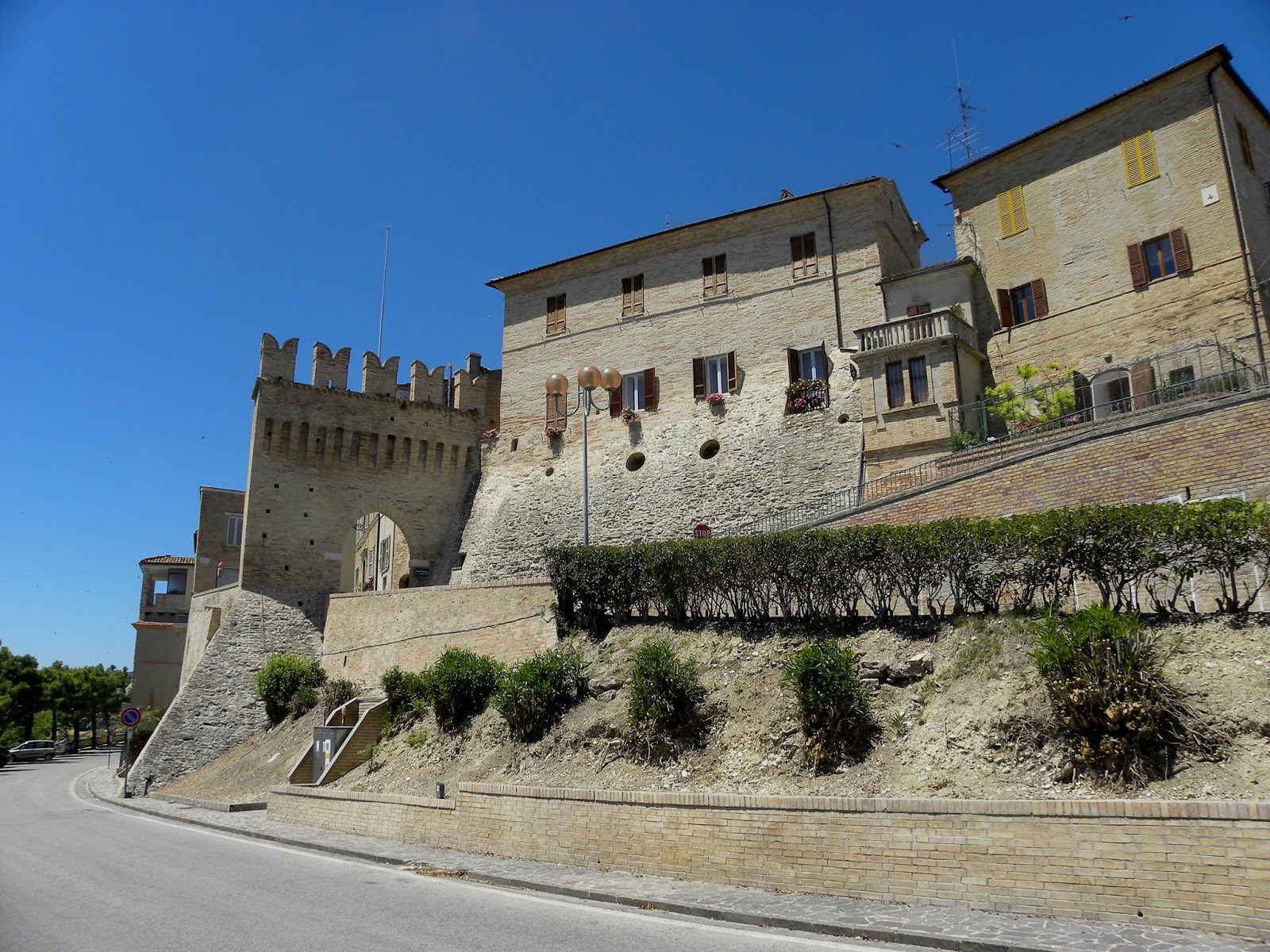 Lapedona ( FM ), suggestivo castello tra mare e colline THE