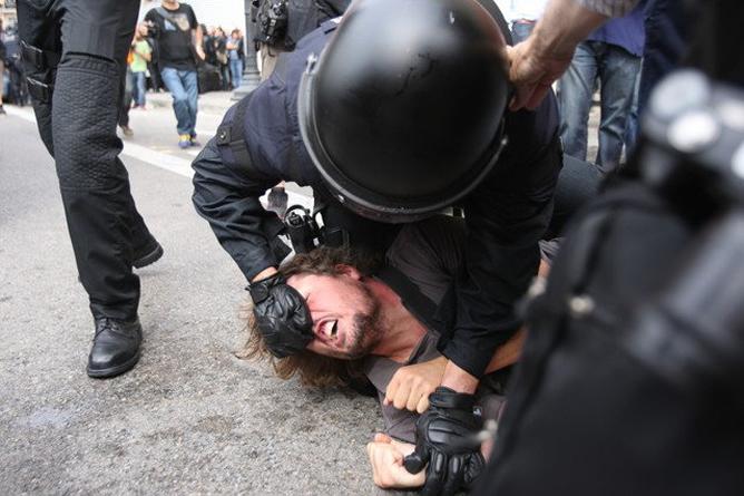 agente-intenta-desalojar-joven-indignado-Movimiento-15-M-Barcelona.jpg
