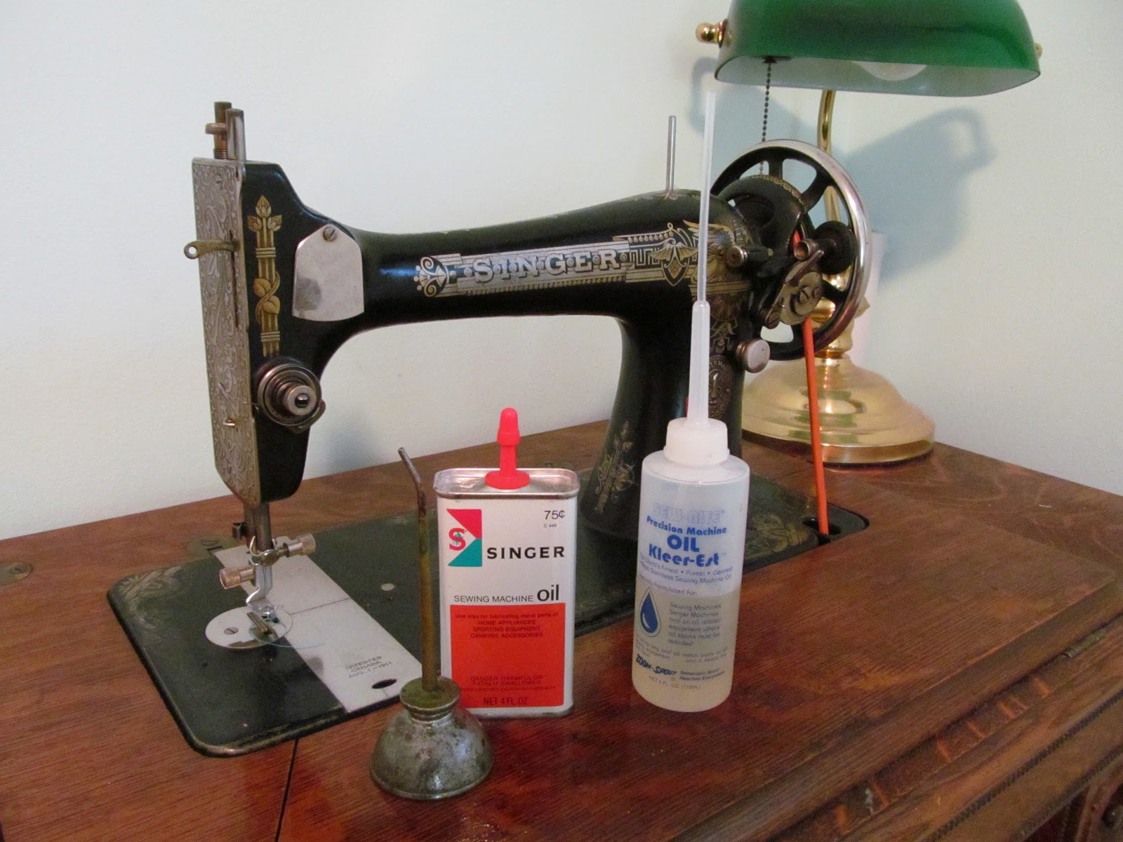 How to clean + oil a Singer 127 sewing machine (27, 28, 128, VS1, VS2)  general maintenance 