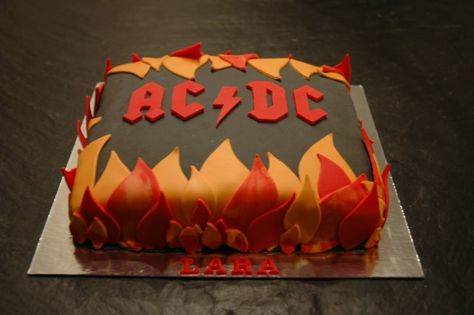 La Maison Sucrée: AC DC cake