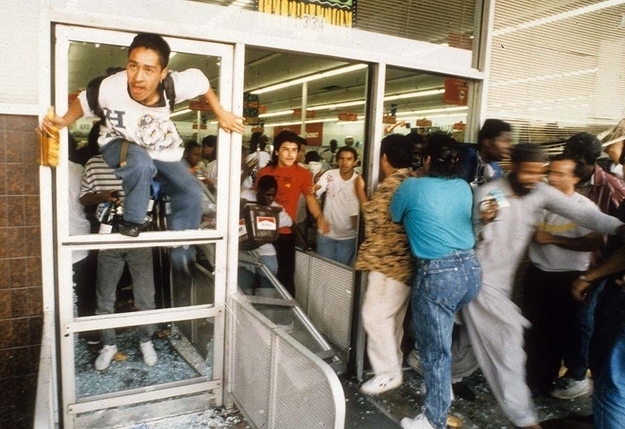  pequeñas curiosidades  - Página 22 Photos+of+The+1992+Los+Angeles+Riots+(11)