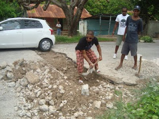 ¿Labor social? Cavan zanja en la entrada de El Quemaito, obstaculizando la circulación de vehículos.