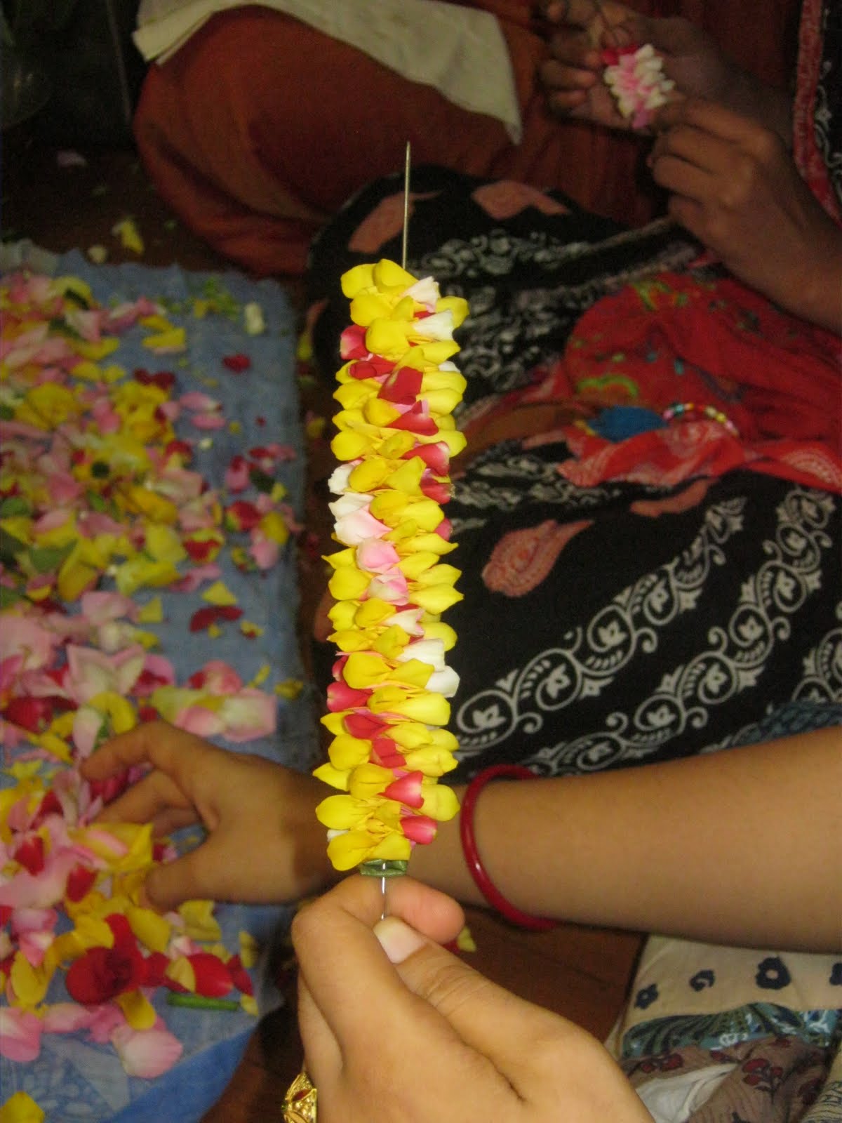 Vaisnavi Sanga Inspiring Vaisnavis the Chowpatty garland makers (with