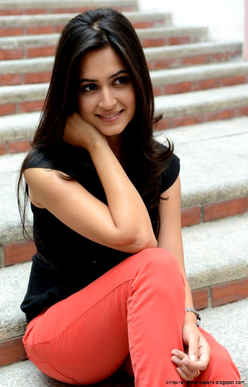 actress kriti kharbanda photo shoot at ongole gitta press meet 7