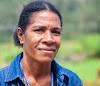 Mesmo sob muitas dificuldades, cristã de Papua Nova Guiné está traduzindo a Bíblia no dialeto Korafe