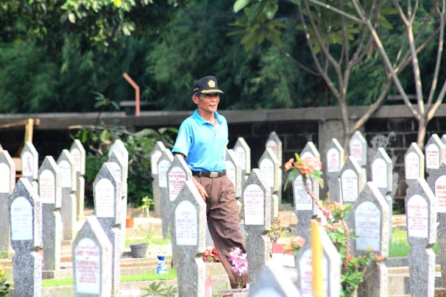 Petugas Makam di Taman Makam Pahlawan Bintaro