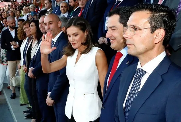 Queen Letizia presented the cup to Real Sociedad players. Queen Letizia wore Felipe Varela Army vest jacket