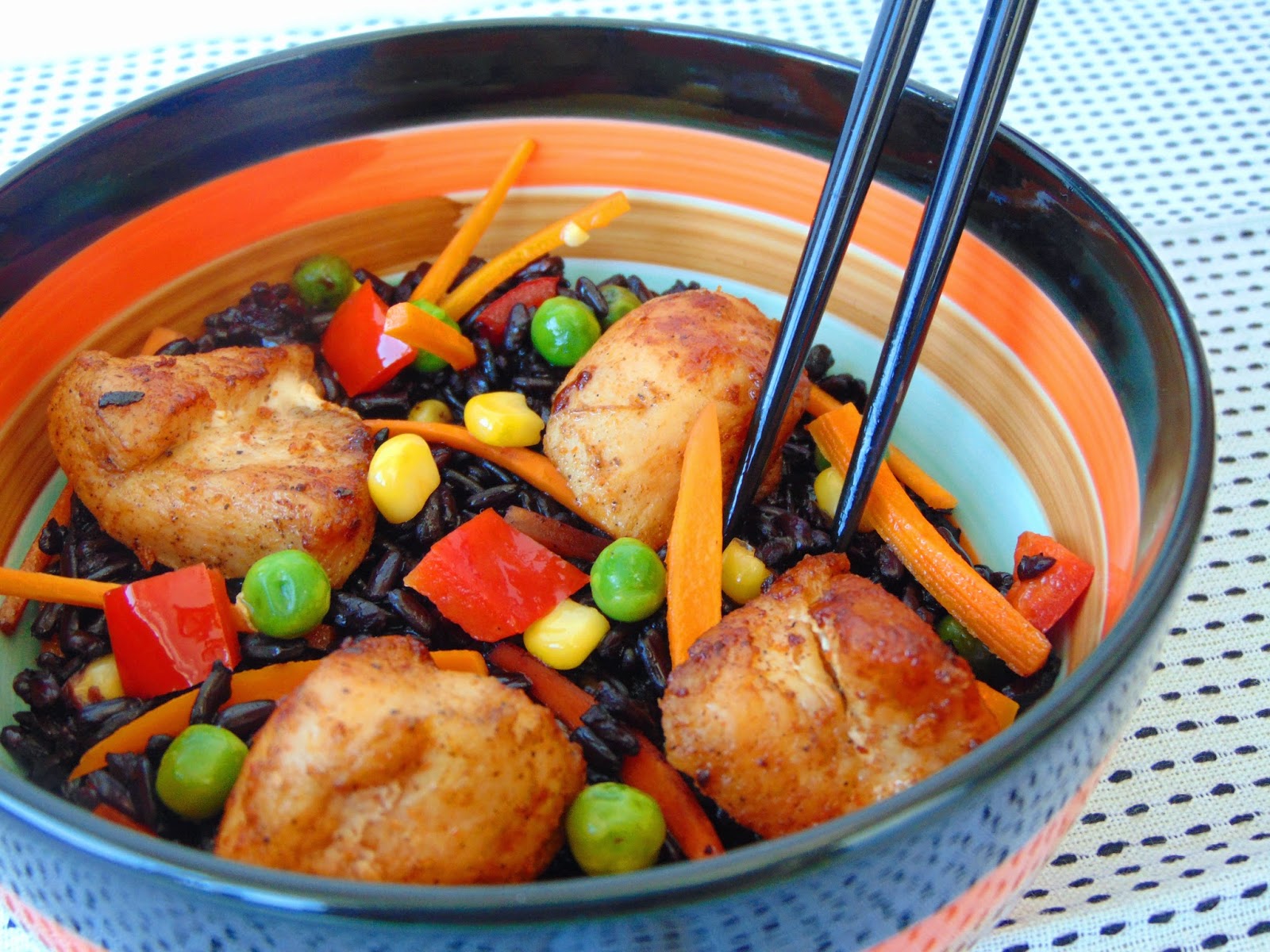 Piept de pui cu orez negru si legume 1 Piept-de-pui-cu-orez-negru-si-legume-1