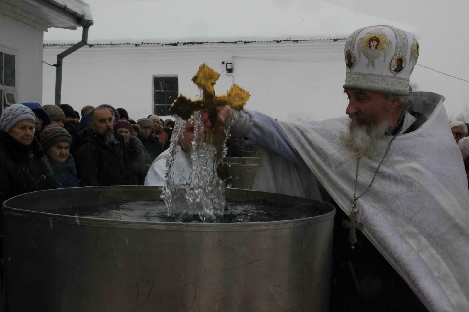 когда в храме раздают крещенскую воду