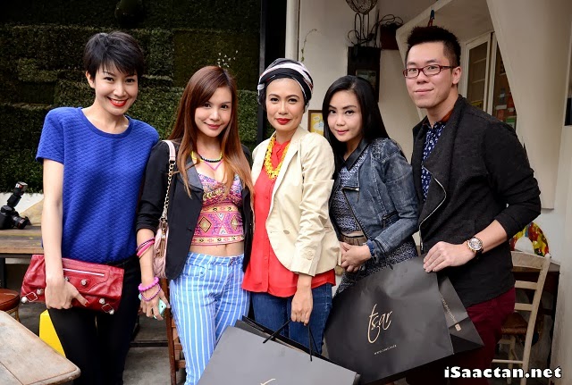 Some of the beautiful people, guests posing with Wan Sariah Wan Jaafar, Founder and Designer of Tsar