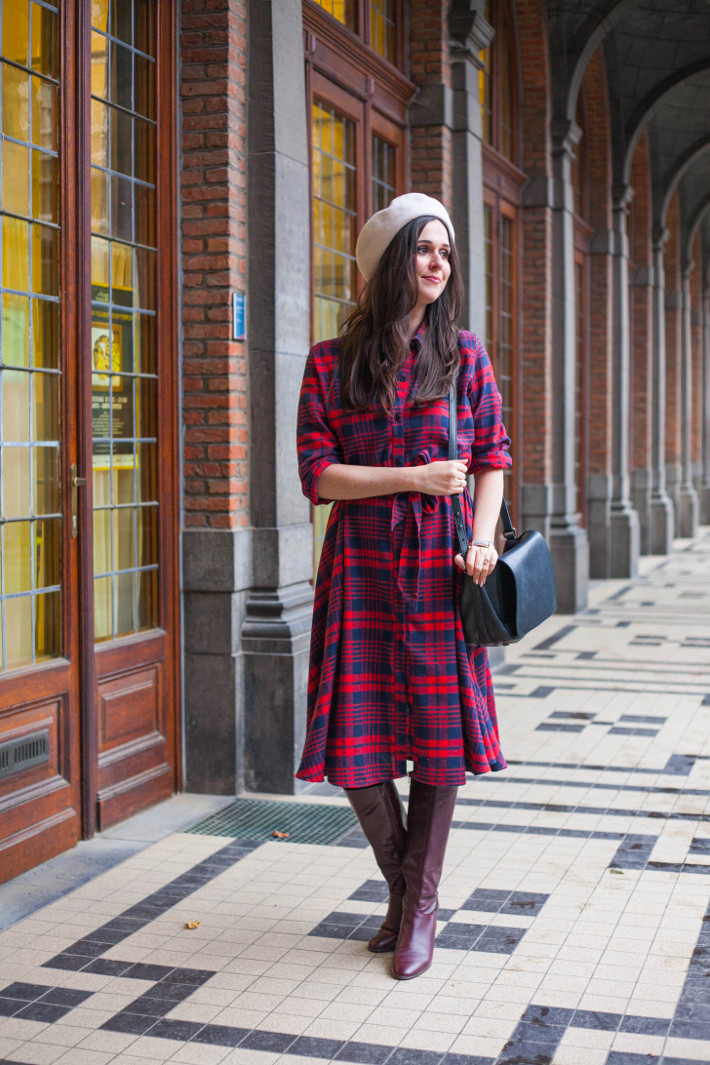 Outfit: retro in plaid midi dress and beret