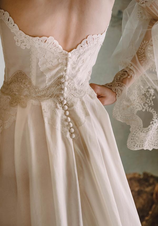 Romantic Wedding Gown: A Beautiful Vintage-Inspired Strapless Dress.