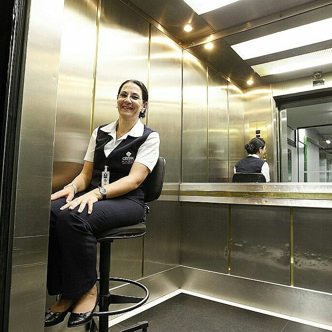 девушка в лифте. лифт картинка. финские лифты kone. лифтовые двери отис нержавейки. финский производитель лифтов kone.