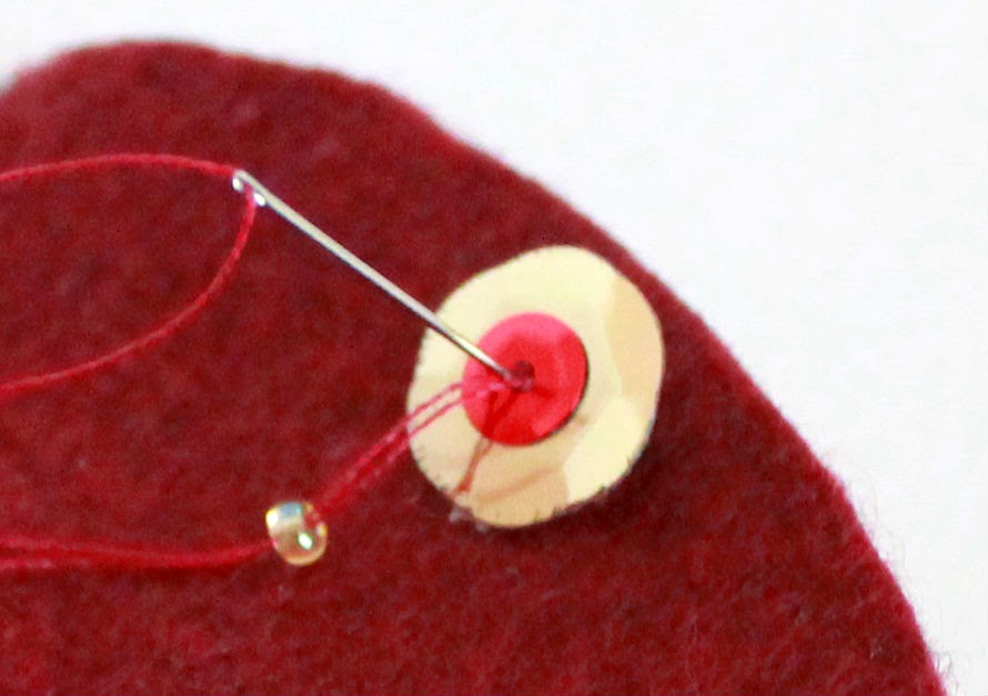 Felt Christmas Bauble Tutorial: Make it with thread or hot glue. | The Inspired Wren