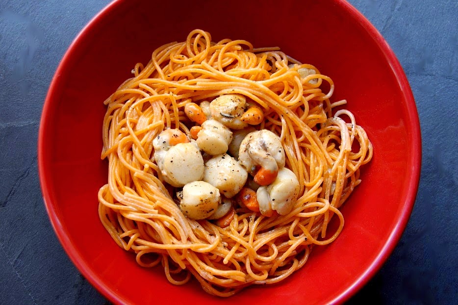 Bienvenue chez Spicy Pétoncles au poivre citrus, nid de spaghettis