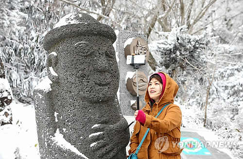 Dolhareuban con nieve en la montaña Hallasan de Jeju