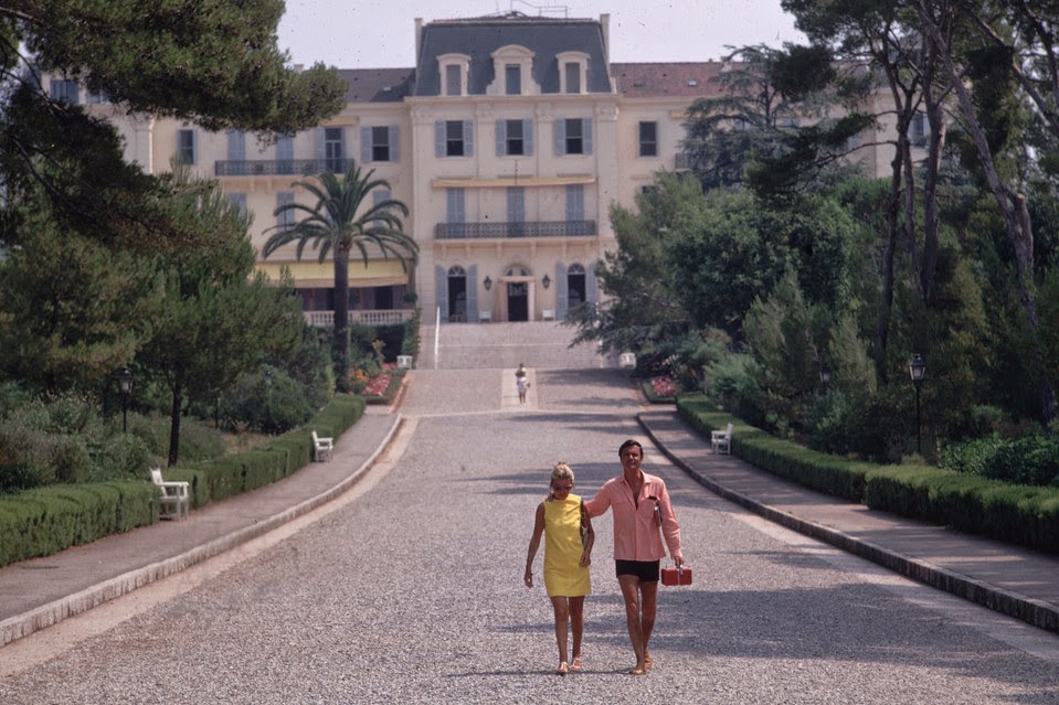 Retro Vintage Mod Style Louis Jourdan By Slim Aarons Hotel Du Cap Louis Jourdan And His Wife Photographed By Slim Aarons In 1969 While Strolling Around The Hotel Du Cap Eden Roc Antibes