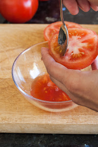Ukljanjanje sjemenki rajčice kašikom