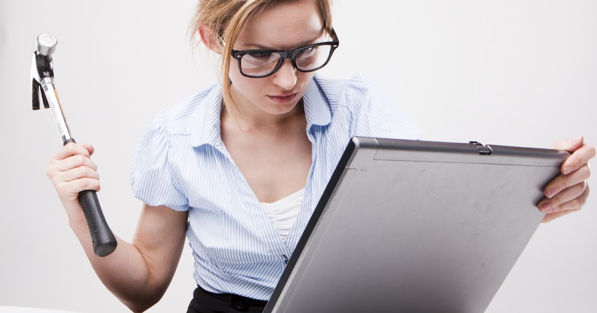 Человек перед ноутбуком. Девушка за компьютером в шоке. Деловая женщина блоггер. Человек за компьютером. Человек за компьютером.