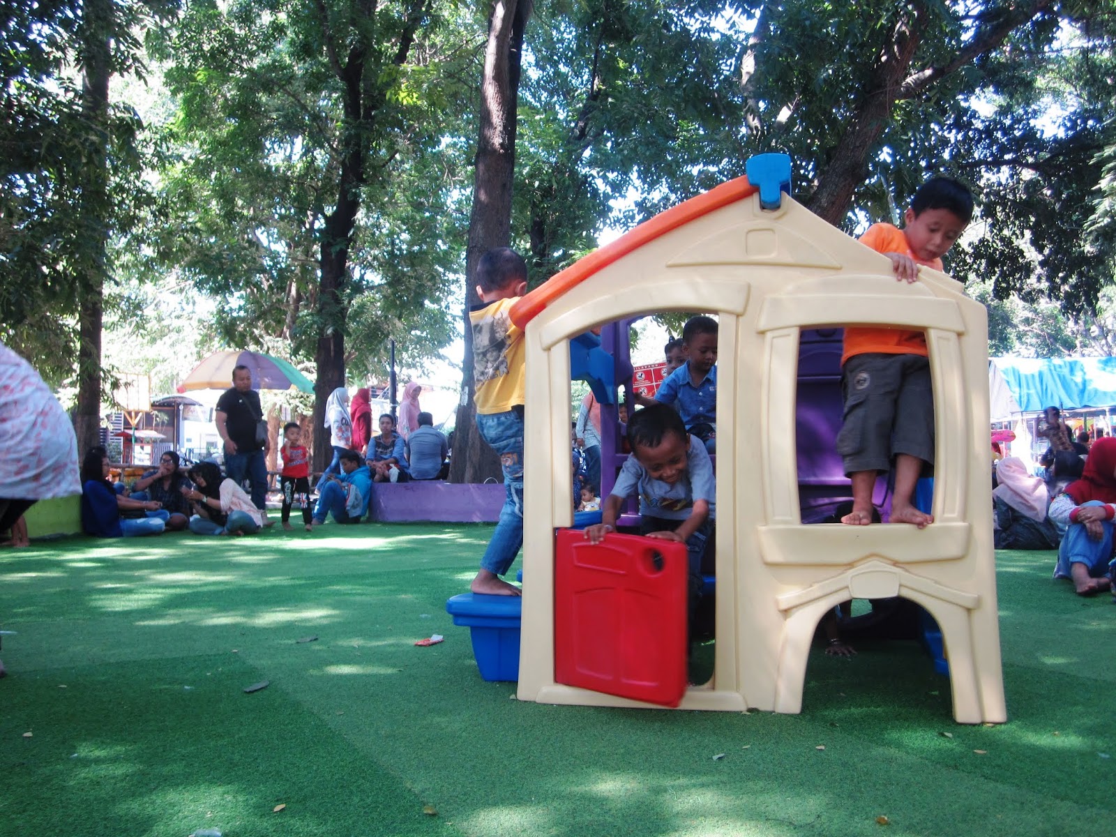 Kelebihan dan Kekurangan Rumput Sintetis Lantai Playground
