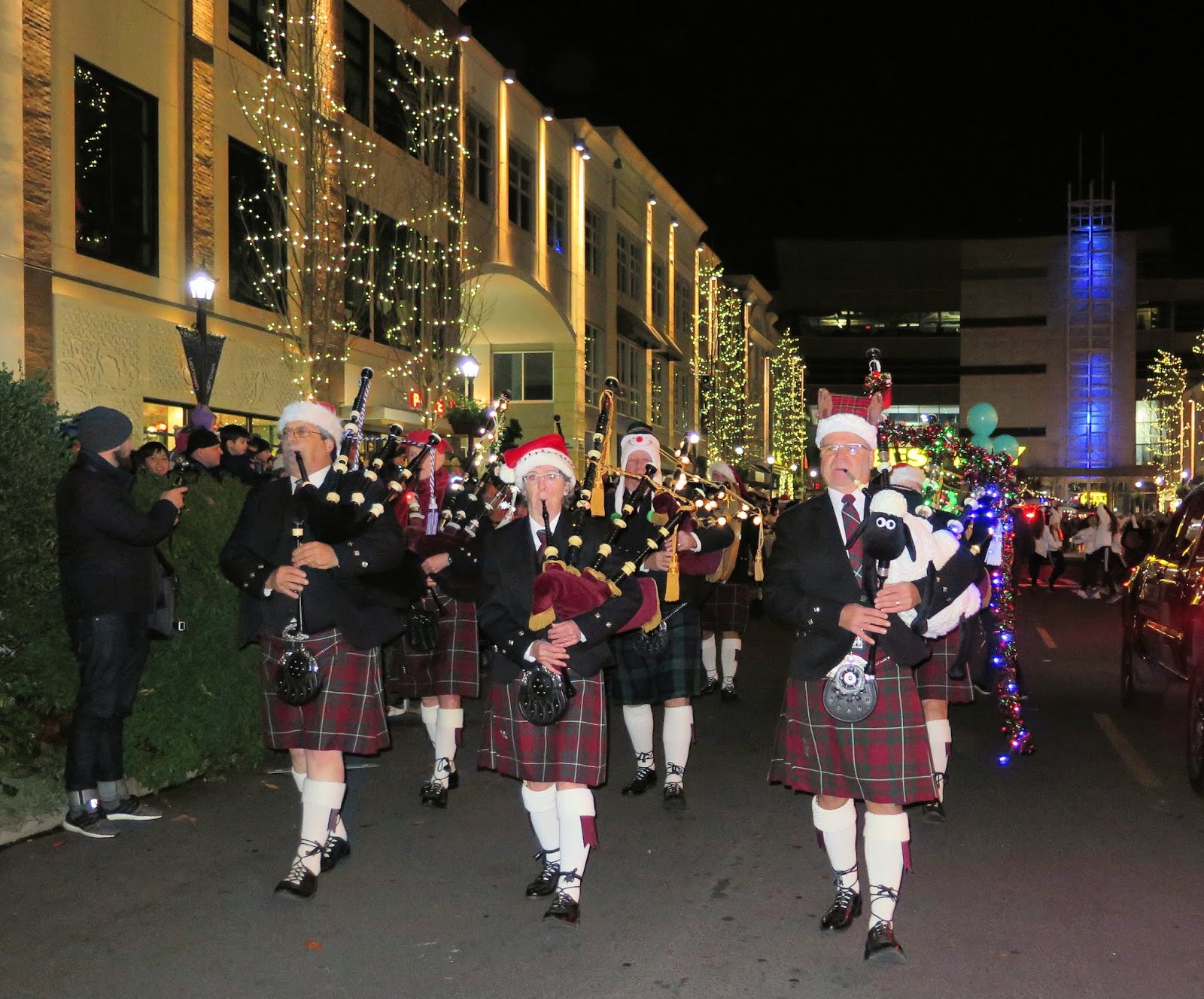 Saanich Peninsula Pipe Band Uptown Christmas Tree 'Light Up' Parade...