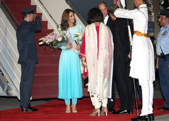 Kate Middleton wore a turquoise outfit by Catherine Walker. Zeen beaded chandelier earrings, she carried Zeen clutch