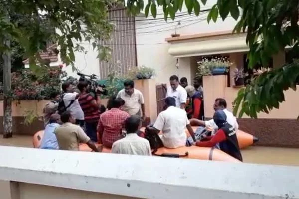 Congress leader VM Sudheeran and family rescued by boat after house floods,Thiruvananthapuram, News, Rain, V. M.Sudheeran, House, Family, Kerala