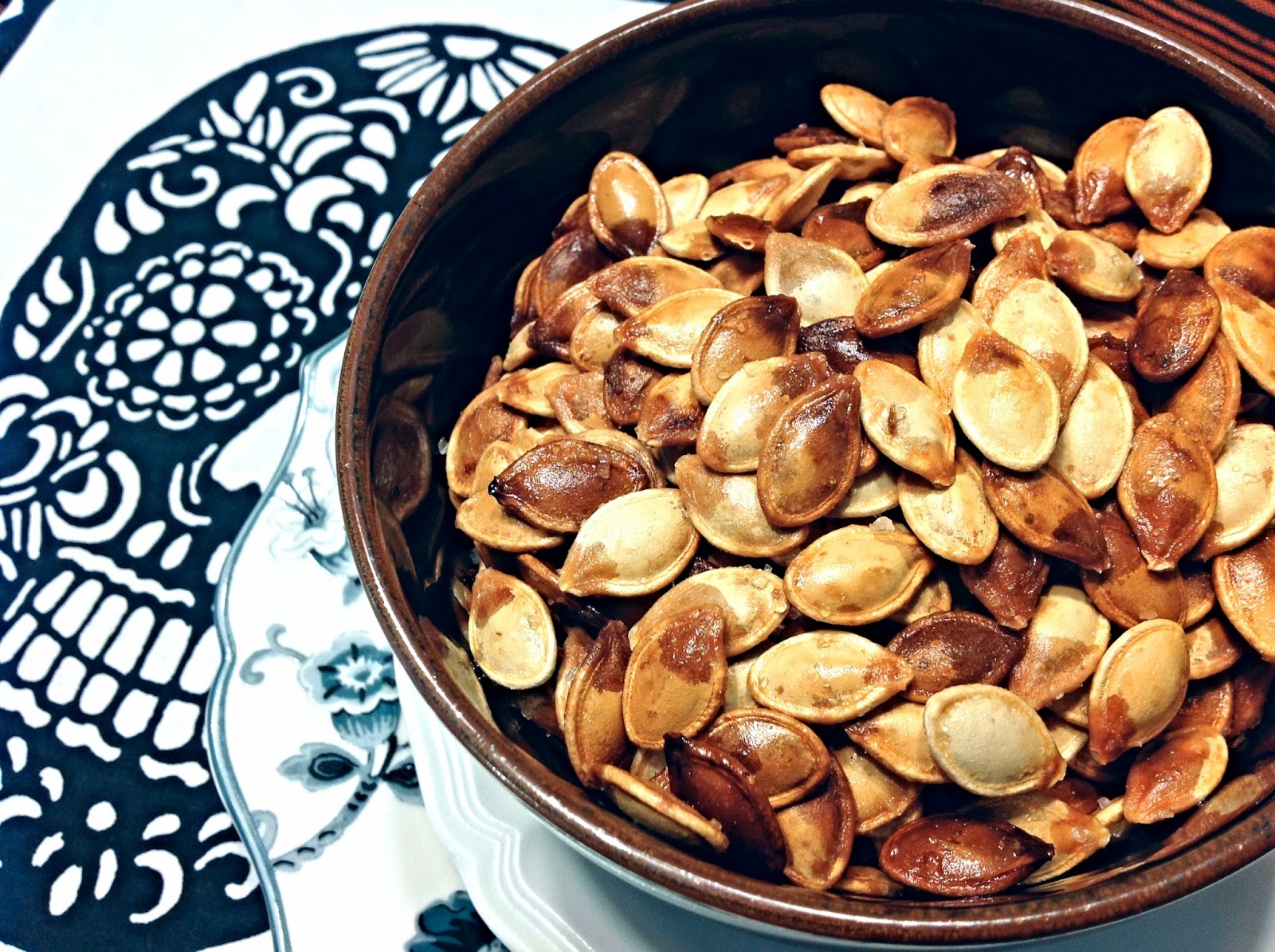 жареные тыквенные семечки. семечки тыквенные. жеренное к кляре из тыквенных семечек. жареные тыквенные семечки. тыквенные семечки сырые или жареные полезны.