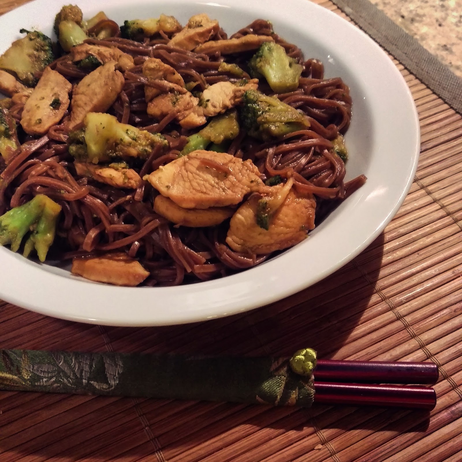 Moja Micha Makaron soba z kurczakiem i brokułami w sosie sojowym