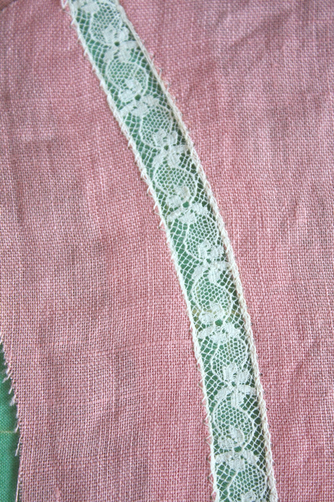 Nicole at Home Tutorial Insertion lace on a curved seam