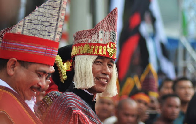 Penjelasan Akun F. Saragih tentang Baju Adat yang Dipakai Presiden Jokowi